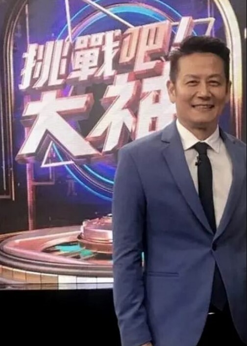 【首尔富豪圈-真实换妻】找单男群P娇妻，颜射口爆 - 凹凹AV在线观看