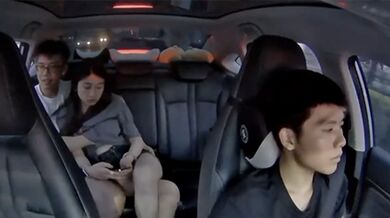 长沙网约车 情侣后座激战亲热摸奶抠逼 视频全网疯传 老司机愣是一眼没看